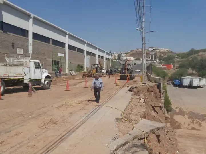 REPARAN FUGA EN TUBO DE 18 PULGADAS