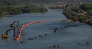 Juez ordena a Texas remover el ‘muro flotante’ de boyas sobre el río Bravo