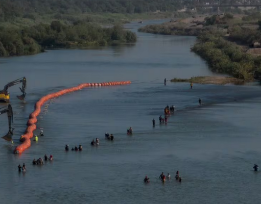 Juez ordena a Texas remover el ‘muro flotante’ de boyas sobre el río Bravo