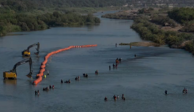 Juez ordena a Texas remover el ‘muro flotante’ de boyas sobre el río Bravo