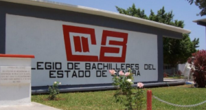 A través de redes sociales, alumnas del Colegio de Bachilleres (Cobach) de Sonora denunciaron la existencia de una red de acoso sexual, ante lo cual la Fiscalía General de Justicia abrió una carpeta de investigación. Mediante un vídeo que se difundió en internet, las estudiantes exhibieron casos donde algunos compañeros estudiantes participan en un chat digital en el que se habla de manera sexual y denigrante de las mujeres. La Fiscalía confirmó que se investiga la denuncia de las afectadas para deslindar responsabilidades, mientras que la institución educativa hizo lo propio, prometiendo que aplicará el reglamento vigente a los alumnos que participan en el supuesto chat. En la red X, las denunciantes colocaron un hilo con las capturas de pantalla donde se muestran los comentarios obscenos de supuestos alumnos del Cobach que motivaron las quejas de las alumnas. https://twitter.com/elmitoteromx/status/1758926567978188892 Hasta ahora no hay un número determinado de mujeres afectadas directamente por las acciones denunciadas a través de las redes sociales y tampoco hay denuncias particulares ante la Fiscalía. A través de un comunicado oficial, la Fiscalía de Sonora invitó a las personas que hayan sufrido alguna clase de abuso o acoso a que presenten la denuncia formal y detalló que el caso está en proceso de investigación con datos recabados del Informe Policial Homologado (IPH) y en base a lo publicado en redes sociales. El viernes por la noche, elementos de la Secretaría de Seguridad Pública acudieron al plantel Nuevo Hermosillo, pues se tenía información de que un grupo de alumnas intentaría enfrentar a los acosadores. Por otra parte, las autoridades del Cobach informaron que ante la denuncia de acoso sexual realizada por alumnas, la institución actuará conforme a su reglamento e investigará el caso. Autoridades disciplinarias del Cobach se reunieron el sábado para dar seguimiento a la denuncia pública. Los directivos de la institución aseguraron que no hay fotografías de las estudiantes circulando en el chat, solo capturas de pantalla de las conversaciones de los integrantes de este. Los representantes del Cobach aseguraron que no permitirán que se ponga en riesgo la integridad del alumnado y reiteró el llamado a estudiantes, padres y madres de familia, así como tutores, a interponer las denuncias formales ante las autoridades correspondientes. Los padres de las jóvenes ofendidas fueron atendidos por Orientación Educativa del plantel, con quienes se comentó que se sancionaría a los responsables, de acuerdo a la versión de la Institución. El Cobach informó que se brindan pláticas de seguimiento con todos los implicados y se les ofrece orientación y como parte de las acciones de prevención, pues todos los planteles cuentan con un protocolo de acción establecido para este tipo de situaciones, como parte de una política de cero tolerancia a la violencia sexual.