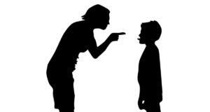 Niño de 7 años es atropellado por su madre después de ser castigado con caminar desde la escuela"