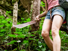 Mujer intenta agredir a personal de CFE con un machete y se lesiona el brazo