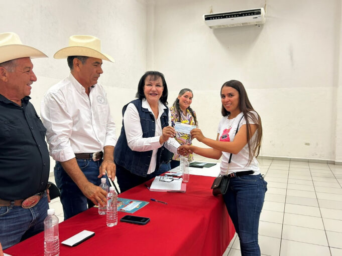 Reciben pequeños ganaderos de Álamos crédito del programa Estratégico de Protección Civil en Materia Hídrica