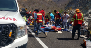 Vuelca camión de pasajeros que asistieron a mitin de Sheinbaum; hay 11 muertos y 30 heridos (Video)