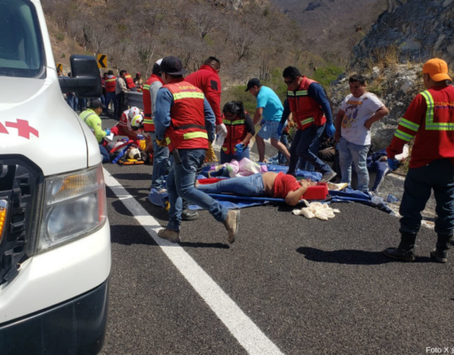 Vuelca camión de pasajeros que asistieron a mitin de Sheinbaum; hay 11 muertos y 30 heridos (Video)