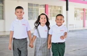Gobernador Durazo inicia entrega de uniformes gratuitos a partir del 20 de mayo