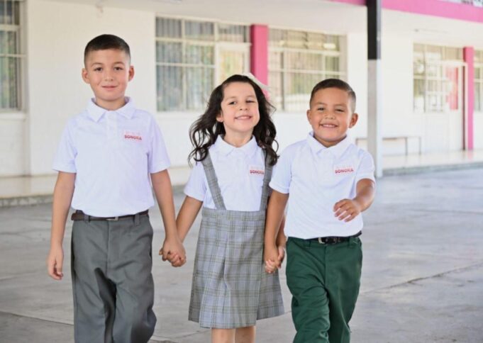 Gobernador Durazo inicia entrega de uniformes gratuitos a partir del 20 de mayo