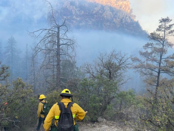 Gobierno de Sonora logra importante avance en el control y liquidación del incendio forestal en Agua Prieta