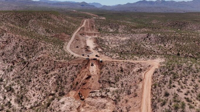 Cumple Gobernador Durazo a habitantes de la sierra; supervisa avances de carretera Bavispe-Nuevo Casas Grandes