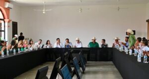 Encabeza Alfonso Durazo presentación del Proyecto de Abastecimiento de Agua del Río Sonora Ures, Sonora; 17 de julio de 2025.- El gobernador Alfonso Durazo Montaño encabezó en Ures la reunión regional para la presentación del Proyecto de Abastecimiento de Agua del Río Sonora, que contempla la construcción de la presa Puerta del Sol, en beneficio de miles de familias del centro y norte del estado. Acompañaron al mandatario el director general del Organismo de Cuenca Noroeste de la Conagua, Rodolfo Castro Valdez; el secretario de Gobierno, Adolfo Salazar Razo; la secretaria de la Agricultura, Ganadería, Recursos Hidráulicos, Pesca y Acuacultura (Sagarhpa), Célida López Cárdenas; el vocal ejecutivo de la Comisión Estatal del Agua (CEA), Ariel Monge Martínez; el presidente del Congreso del Estado, Omar del Valle Colosio, y el diputado Fermín Trujillo Fuentes. Durante el encuentro, el gobernador destacó que esta obra es resultado de un trabajo técnico y científico iniciado desde el arranque de su gobierno, con visión a largo plazo para garantizar agua desde Ures hasta Hermosillo, sin afectar el cauce natural del río Sonora. La presa tendrá capacidad de 128 millones de metros cúbicos, una cortina de 60 metros de altura y 270 metros de largo. Además, se dará continuidad al acueducto El Molinito, que llegará hasta la planta potabilizadora norte de Hermosillo, cuya conclusión también forma parte del proyecto. Alfonso Durazo afirmó que esta obra estratégica permitirá crear un posible distrito de riego para beneficiar al sector agrícola, y garantizó que el proyecto es parte del Plan Nacional Hídrico impulsado por la presidenta Claudia Sheinbaum Pardo, en coordinación con la Conagua a cargo de Efraín Morales López. Participaron en la reunión los presidentes municipales Gastón Rodríguez (Ures), Francisco Martín Miranda (Baviácora), Judith Icedo (Aconchi), Edna Serrano (Banámichi), Griselda Alvarado (Arizpe), Daniela Gallego (Bacoachi), Alberto Ballesteros (San Felipe de Jesús), Rita Contreras (Huépac), Germán Ochoa (San Miguel de Horcasitas) y Sergio Pablos en representación del alcalde de Hermosillo.
