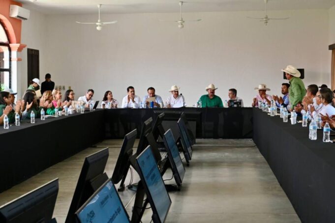 Encabeza Alfonso Durazo presentación del Proyecto de Abastecimiento de Agua del Río Sonora Ures, Sonora; 17 de julio de 2025.- El gobernador Alfonso Durazo Montaño encabezó en Ures la reunión regional para la presentación del Proyecto de Abastecimiento de Agua del Río Sonora, que contempla la construcción de la presa Puerta del Sol, en beneficio de miles de familias del centro y norte del estado. Acompañaron al mandatario el director general del Organismo de Cuenca Noroeste de la Conagua, Rodolfo Castro Valdez; el secretario de Gobierno, Adolfo Salazar Razo; la secretaria de la Agricultura, Ganadería, Recursos Hidráulicos, Pesca y Acuacultura (Sagarhpa), Célida López Cárdenas; el vocal ejecutivo de la Comisión Estatal del Agua (CEA), Ariel Monge Martínez; el presidente del Congreso del Estado, Omar del Valle Colosio, y el diputado Fermín Trujillo Fuentes. Durante el encuentro, el gobernador destacó que esta obra es resultado de un trabajo técnico y científico iniciado desde el arranque de su gobierno, con visión a largo plazo para garantizar agua desde Ures hasta Hermosillo, sin afectar el cauce natural del río Sonora. La presa tendrá capacidad de 128 millones de metros cúbicos, una cortina de 60 metros de altura y 270 metros de largo. Además, se dará continuidad al acueducto El Molinito, que llegará hasta la planta potabilizadora norte de Hermosillo, cuya conclusión también forma parte del proyecto. Alfonso Durazo afirmó que esta obra estratégica permitirá crear un posible distrito de riego para beneficiar al sector agrícola, y garantizó que el proyecto es parte del Plan Nacional Hídrico impulsado por la presidenta Claudia Sheinbaum Pardo, en coordinación con la Conagua a cargo de Efraín Morales López. Participaron en la reunión los presidentes municipales Gastón Rodríguez (Ures), Francisco Martín Miranda (Baviácora), Judith Icedo (Aconchi), Edna Serrano (Banámichi), Griselda Alvarado (Arizpe), Daniela Gallego (Bacoachi), Alberto Ballesteros (San Felipe de Jesús), Rita Contreras (Huépac), Germán Ochoa (San Miguel de Horcasitas) y Sergio Pablos en representación del alcalde de Hermosillo.