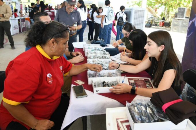 Gobernador Durazo beneficia a familias empalmenses con servicios gratuitos de la feria “Sonora Atiende”