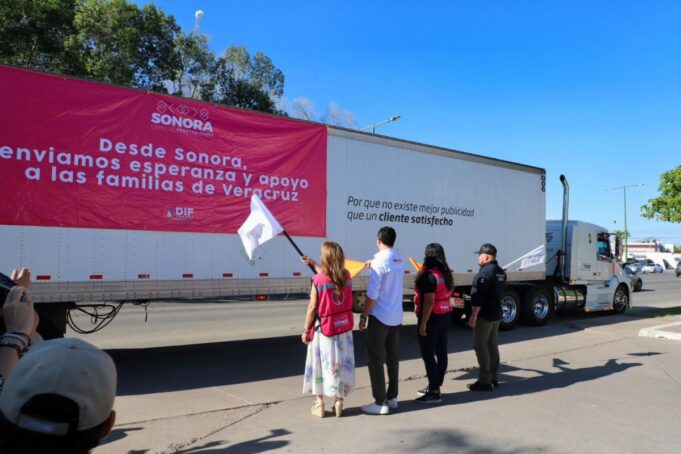 Gobierno de Sonora da banderazo de salida a tractocamión con víveres para damnificados de Veracruz