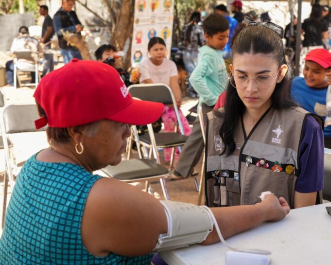 Acerca Salud Sonora vacunación contra el sarampión y servicios médicos gratuitos a sonorenses