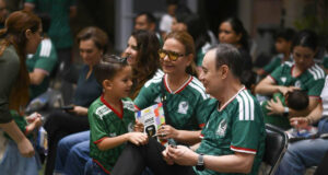 Acompañado de jóvenes sonorenses, Gobernador Durazo vive la emoción del debut de México en la Copa Mundial de la FIFA 2026