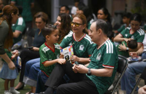 Acompañado de jóvenes sonorenses, Gobernador Durazo vive la emoción del debut de México en la Copa Mundial de la FIFA 2026