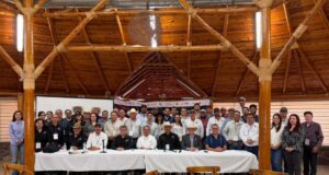 Refuerzan Gobierno de Sonora y Federación acciones contra gusano barrenador Hermosillo, Sonora; 18 de mayo de 2026.– El Gobierno de Sonora, a través de la Secretaría de Agricultura, Ganadería, Recursos Hidráulicos, Pesca y Acuacultura (Sagarhpa), inició un simulacro preventivo ante una eventual llegada del gusano barrenador del ganado, con el objetivo de fortalecer la capacidad de respuesta y mantener el alto estatus sanitario del estado, en coordinación con autoridades sanitarias, academia y gobiernos municipales. La titular de Sagarhpa, Celida López Cárdenas, y la Secretaría de Agricultura y Desarrollo Rural (Sader) destacaron que actualmente la entidad se mantiene libre de la presencia del gusano barrenador del ganado; sin embargo, ante el avance de la mosca portadora de esta plaga en territorio nacional, se han reforzado las acciones de vigilancia y prevención para proteger la sanidad pecuaria del estado. Armando García López, director de la Comisión México-Estados Unidos para la Prevención de la Fiebre Aftosa y Otras Enfermedades Exóticas de los Animales, explicó que este ejercicio forma parte de una estrategia interinstitucional que involucra a la academia, la Unión Ganadera Regional de Sonora (UGRS) y a los gobiernos estatal y municipal, para actuar de manera inmediata en caso de detectarse algún caso sospechoso, luego de que esta enfermedad reapareciera en México tras más de 30 años de haber sido erradicada. Detalló que el gusano barrenador afecta a animales de sangre caliente y también representa un riesgo para los humanos, por lo que es fundamental reforzar las medidas preventivas en el manejo del ganado, particularmente la atención inmediata de heridas y curaciones en ombligos de becerros, lesiones ocasionadas por cercos, alambres o peleas entre animales. El funcionario federal señaló que una de las principales acciones preventivas consiste en mantener supervisadas las instalaciones pecuarias para evitar lesiones que puedan contaminarse, además de fortalecer la cultura sanitaria entre productores, médicos veterinarios y trabajadores del sector ganadero. Reconoció que Sonora cuenta con un estatus sanitario ejemplar a nivel nacional, derivado del trabajo permanente en inspección pecuaria, vigilancia epidemiológica y control de movilización de ganado, además de contar con puntos de inspección estratégicos y una baja afluencia de ganado proveniente del sur del país. Destacó que, aunque existen factores naturales como la fauna silvestre y las aves migratorias que podrían influir en la dispersión de la mosca, las acciones implementadas por Sonora permiten una respuesta más rápida y eficiente, consolidando al estado como la entidad mejor preparada del país para prevenir y contener la enfermedad.