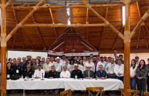 Refuerzan Gobierno de Sonora y Federación acciones contra gusano barrenador Refuerzan Gobierno de Sonora y Federación acciones contra gusano barrenador Hermosillo, Sonora; 18 de mayo de 2026.– El Gobierno de Sonora, a través de la Secretaría de Agricultura, Ganadería, Recursos Hidráulicos, Pesca y Acuacultura (Sagarhpa), inició un simulacro preventivo ante una eventual llegada del gusano barrenador del ganado, con el objetivo de fortalecer la capacidad de respuesta y mantener el alto estatus sanitario del estado, en coordinación con autoridades sanitarias, academia y gobiernos municipales. La titular de Sagarhpa, Celida López Cárdenas, y la Secretaría de Agricultura y Desarrollo Rural (Sader) destacaron que actualmente la entidad se mantiene libre de la presencia del gusano barrenador del ganado; sin embargo, ante el avance de la mosca portadora de esta plaga en territorio nacional, se han reforzado las acciones de vigilancia y prevención para proteger la sanidad pecuaria del estado. Armando García López, director de la Comisión México-Estados Unidos para la Prevención de la Fiebre Aftosa y Otras Enfermedades Exóticas de los Animales, explicó que este ejercicio forma parte de una estrategia interinstitucional que involucra a la academia, la Unión Ganadera Regional de Sonora (UGRS) y a los gobiernos estatal y municipal, para actuar de manera inmediata en caso de detectarse algún caso sospechoso, luego de que esta enfermedad reapareciera en México tras más de 30 años de haber sido erradicada. Detalló que el gusano barrenador afecta a animales de sangre caliente y también representa un riesgo para los humanos, por lo que es fundamental reforzar las medidas preventivas en el manejo del ganado, particularmente la atención inmediata de heridas y curaciones en ombligos de becerros, lesiones ocasionadas por cercos, alambres o peleas entre animales. El funcionario federal señaló que una de las principales acciones preventivas consiste en mantener supervisadas las instalaciones pecuarias para evitar lesiones que puedan contaminarse, además de fortalecer la cultura sanitaria entre productores, médicos veterinarios y trabajadores del sector ganadero. Reconoció que Sonora cuenta con un estatus sanitario ejemplar a nivel nacional, derivado del trabajo permanente en inspección pecuaria, vigilancia epidemiológica y control de movilización de ganado, además de contar con puntos de inspección estratégicos y una baja afluencia de ganado proveniente del sur del país. Destacó que, aunque existen factores naturales como la fauna silvestre y las aves migratorias que podrían influir en la dispersión de la mosca, las acciones implementadas por Sonora permiten una respuesta más rápida y eficiente, consolidando al estado como la entidad mejor preparada del país para prevenir y contener la enfermedad.