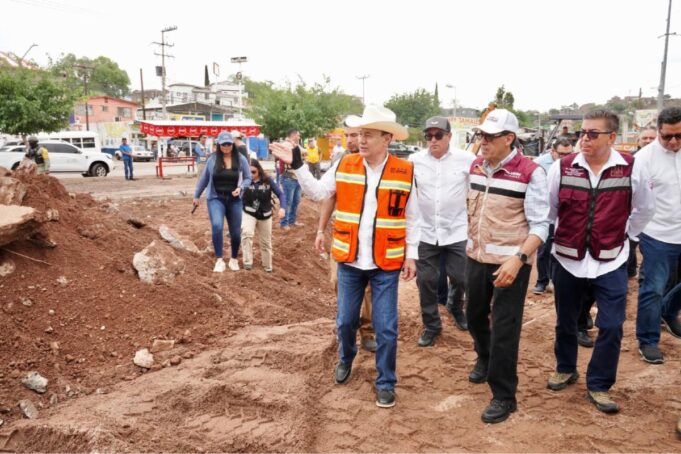 El gobernador Durazo señaló que, con respaldo de la presidenta Claudia Sheinbaum, todas las corporaciones involucradas trabajan coordinadamente para brindar una respuesta oportuna a la ciudadanía, privilegiando la protección a la vida, la atención a las familias, y el restablecimiento de las condiciones de seguridad en zonas afectadas. Añadió que en los acontecimientos de este fin de semana, se registraron 73 milímetros de lluvia en un lapso no mayor a 40 minutos, un fenómeno que no se presentaba en el municipio desde hace décadas. De igual forma, dio a conocer que las obras de la avenida Tecnológico han resistido técnicamente, en tanto que los daños registrados en distintos puntos obedecen a la cantidad de agua y la fuerza con la que corría. “Vamos a ayudar en todo lo que tiene que ver con la infraestructura del municipio y con las afectaciones a la gente. Nuestra presidenta tuvo la preocupación el día de ayer por la tarde me buscó, le informé cuál era la situación y obviamente contamos también con su respaldo”, indicó. Ante la presencia de lluvias, las autoridades recomendaron a la población evitar cruzar ríos, arroyos o vialidades inundadas, ya sea caminando o en vehículo, debido al riesgo que representa el incremento repentino del nivel del agua y la fuerza de la corriente. El gobernador Alfonso Durazo reiteró su compromiso por trabajar de forma coordinada entre los tres órdenes de gobierno para proteger a la población y atender oportunamente cualquier situación de riesgo, privilegiando siempre la prevención y la seguridad de las y los sonorenses. El gobernador Durazo señaló que, con respaldo de la presidenta Claudia Sheinbaum, todas las corporaciones involucradas trabajan coordinadamente para brindar una respuesta oportuna a la ciudadanía, privilegiando la protección a la vida, la atención a las familias, y el restablecimiento de las condiciones de seguridad en zonas afectadas. Añadió que en los acontecimientos de este fin de semana, se registraron 73 milímetros de lluvia en un lapso no mayor a 40 minutos, un fenómeno que no se presentaba en el municipio desde hace décadas. De igual forma, dio a conocer que las obras de la avenida Tecnológico han resistido técnicamente, en tanto que los daños registrados en distintos puntos obedecen a la cantidad de agua y la fuerza con la que corría. “Vamos a ayudar en todo lo que tiene que ver con la infraestructura del municipio y con las afectaciones a la gente. Nuestra presidenta tuvo la preocupación el día de ayer por la tarde me buscó, le informé cuál era la situación y obviamente contamos también con su respaldo”, indicó. Ante la presencia de lluvias, las autoridades recomendaron a la población evitar cruzar ríos, arroyos o vialidades inundadas, ya sea caminando o en vehículo, debido al riesgo que representa el incremento repentino del nivel del agua y la fuerza de la corriente. El gobernador Alfonso Durazo reiteró su compromiso por trabajar de forma coordinada entre los tres órdenes de gobierno para proteger a la población y atender oportunamente cualquier situación de riesgo, privilegiando siempre la prevención y la seguridad de las y los sonorenses.
