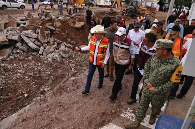 lluvias extraordinarias Gobernador Durazo implementa acciones inmediatas por lluvias extraordinarias en Nogales - El mandatario estatal realizó un recorrido de supervisión por los principales puntos de Nogales que resultaron afectados por las lluvias de este fin de semana, para dar inicio a las acciones de remediación, acompañado por autoridades de los tres niveles de gobierno. - El Gobierno de Sonora llamó a la población a mantenerse atenta a información oficial y a seguir las recomendaciones de Protección Civil en esta temporada de lluvias. *Nogales, Sonora; 19 de julio de 2026.-* El gobernador Alfonso Durazo Montaño encabezó un recorrido de supervisión por diversas zonas de Nogales que resultaron afectadas por las lluvias extraordinarias registradas este fin de semana, junto a autoridades de los tres órdenes de gobierno con el fin de mantener una coordinación permanente, evaluar daños e iniciar de inmediato con las acciones de remediación de infraestructura impactada. Con estas acciones inmediatas entre autoridades estatales, federales, y municipales, se busca proteger la integridad de las familias de la frontera, supervisar los trabajos de atención, hacer una evaluación de los daños, y fortalecer medidas que permitan salvaguardar a la población. El gobernador Durazo señaló que, con respaldo de la presidenta Claudia Sheinbaum, todas las corporaciones involucradas trabajan coordinadamente para brindar una respuesta oportuna a la ciudadanía, privilegiando la protección a la vida, la atención a las familias, y el restablecimiento de las condiciones de seguridad en zonas afectadas. Añadió que en los acontecimientos de este fin de semana, se registraron 73 milímetros de lluvia en un lapso no mayor a 40 minutos, un fenómeno que no se presentaba en el municipio desde hace décadas. De igual forma, dio a conocer que las obras de la avenida Tecnológico han resistido técnicamente, en tanto que los daños registrados en distintos puntos obedecen a la cantidad de agua y la fuerza con la que corría. “Vamos a ayudar en todo lo que tiene que ver con la infraestructura del municipio y con las afectaciones a la gente. Nuestra presidenta tuvo la preocupación el día de ayer por la tarde me buscó, le informé cuál era la situación y obviamente contamos también con su respaldo”, indicó. Ante la presencia de lluvias, las autoridades recomendaron a la población evitar cruzar ríos, arroyos o vialidades inundadas, ya sea caminando o en vehículo, debido al riesgo que representa el incremento repentino del nivel del agua y la fuerza de la corriente. El gobernador Alfonso Durazo reiteró su compromiso por trabajar de forma coordinada entre los tres órdenes de gobierno para proteger a la población y atender oportunamente cualquier situación de riesgo, privilegiando siempre la prevención y la seguridad de las y los sonorenses.